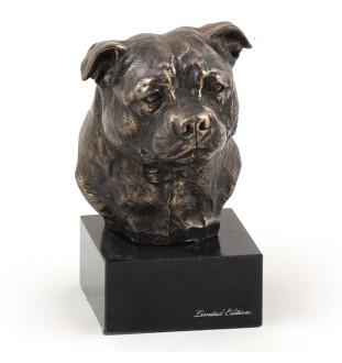 Staffordshire Bull Terrier głowa na kamieniu Art-Dog